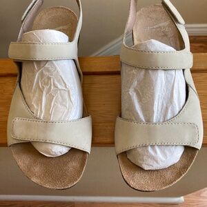 Sz 7.5/8 -Dansko Ronda Ivory Milled Nubuck Sandals Eu38 $125 MSRP.